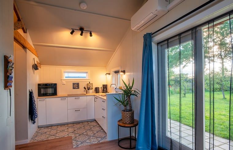 Kueche mit Blick auf den Garten im Ferienhaus in Laren, perfekt fuer einen entspannten Urlaub in Achterhoek, Gelderland.