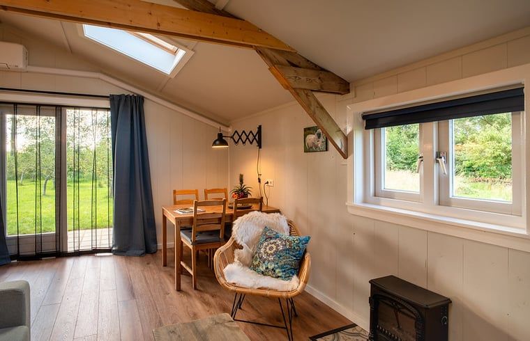 Essecke mit Blick auf den Garten im Ferienhaus in Laren, ideal fuer gemuetliche Mahlzeiten in Achterhoek, Gelderland.