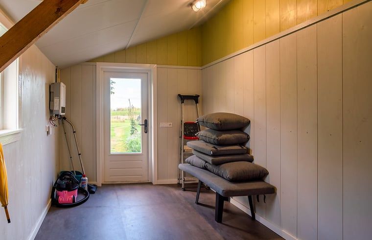 Geraeumiger Hauswirtschaftsraum im Ferienhaus in Laren, praktisch fuer zusaetzlichen Stauraum waehrend Ihres Aufenthalts in Achterhoek, Gelderland.