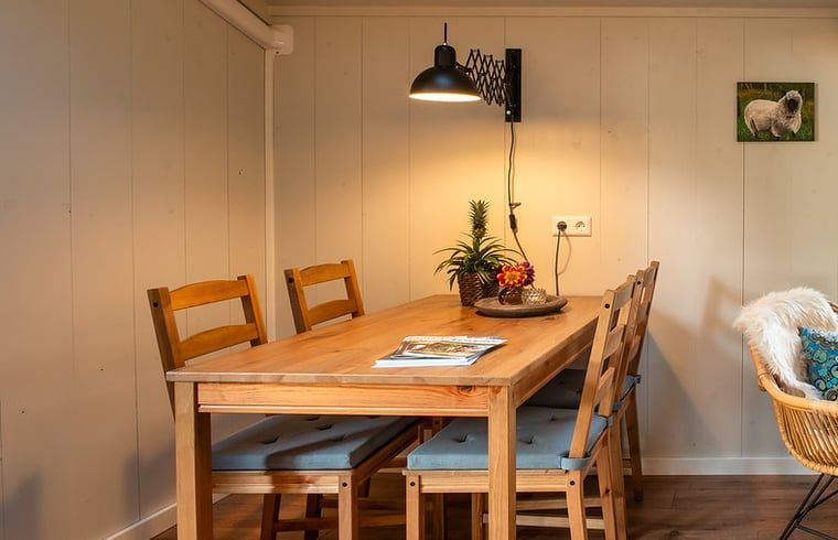Esstisch im Ferienhaus in Laren, ideal fuer Familienabende im ruhigen Achterhoek, Gelderland.