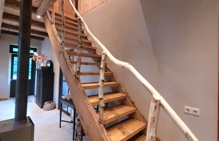 Holztreppe mit rustikalem Aussehen in einem Ferienhaus in Vragender, Achterhoek.