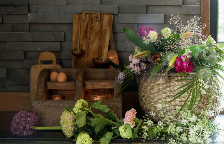 Modernes Waschbecken mit Kerzenlicht im Ferienhaus in Vragender, Achterhoek, Gelderland.