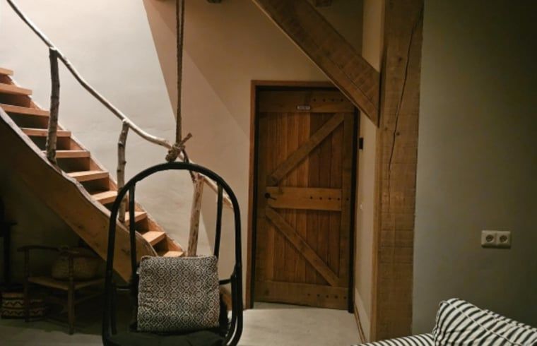 Eingangsbereich mit Blumenschmuck in einem Ferienhaus in Vragender, Achterhoek, Gelderland.