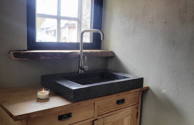 Elegante Blumenvase im Ferienhaus in Vragender, Achterhoek, mit stimmungsvollem Interieur.