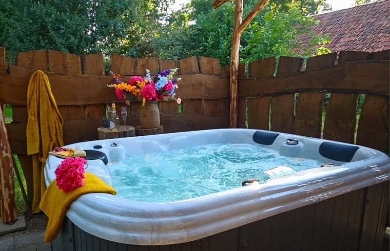 Whirlpool im Garten des Ferienhauses in Vragender, Achterhoek, umgeben von Natur.
