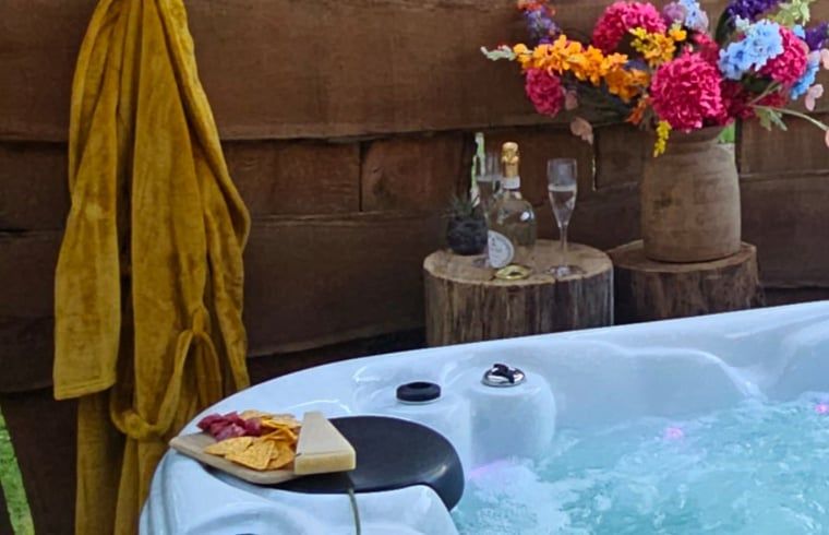 Romantische Ecke am Whirlpool im Ferienhaus in Vragender, Achterhoek, Gelderland.