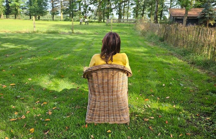 Beleuchtete Fassade des Ferienhauses in Vragender, Achterhoek, fuer einen gemuetlichen Abend.