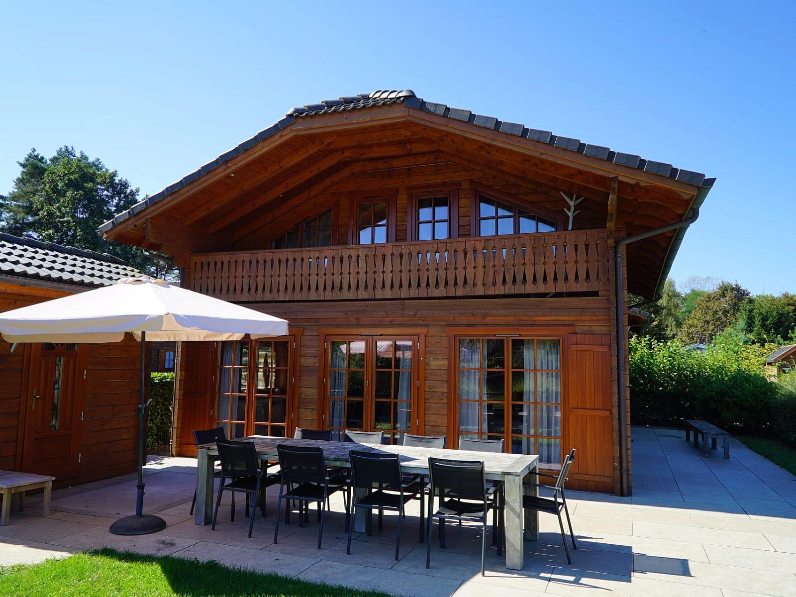 Geniet van de zon op het ruime terras van Boekhorst l'etage 10, een charmant vakantiehuis in Lochem, Achterhoek, Gelderland.