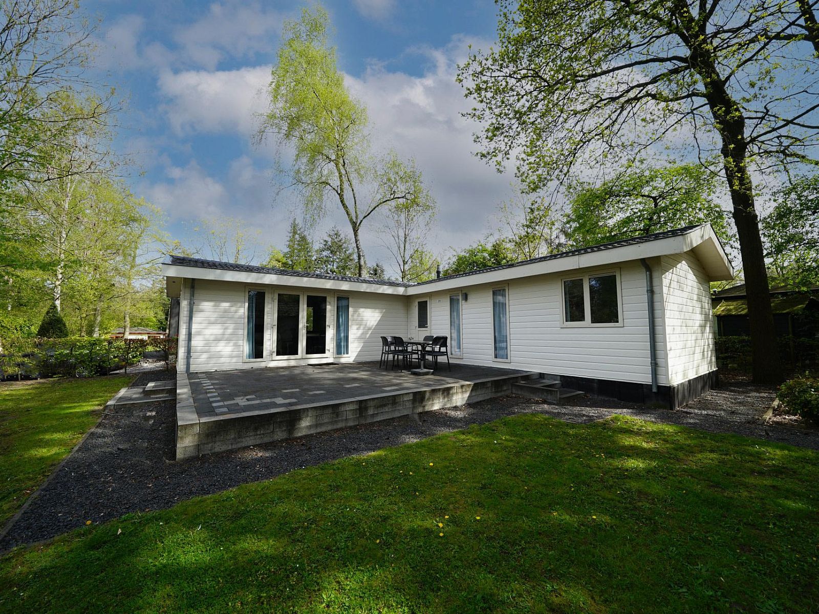 L'Avenir 6 vakantiehuis in Lochem, Achterhoek, biedt een ruim terras omgeven door groene natuur voor een ontspannen verblijf in Gelderland.