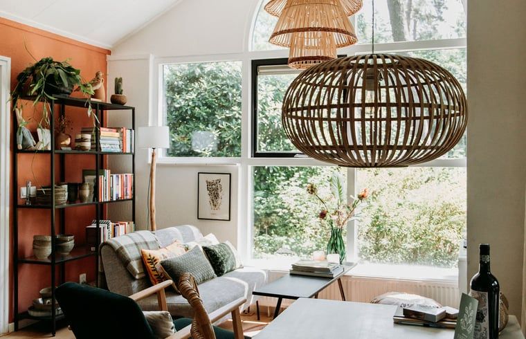 Stijlvolle woonkamer in vakantiehuis in Lochem, Achterhoek, met veel licht.