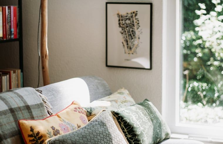 Comfortabele bank in vakantiehuis in Lochem, ideaal voor een ontspannen verblijf.