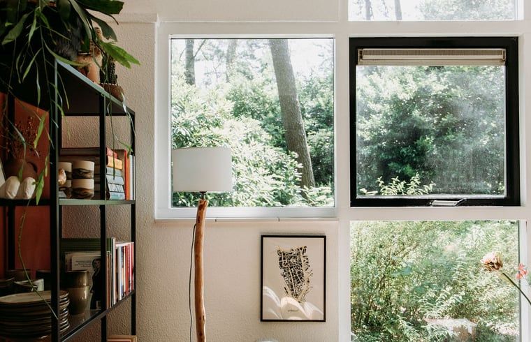 Natuurlijke lichtinval in vakantiehuis in Lochem, met uitzicht op de tuin.