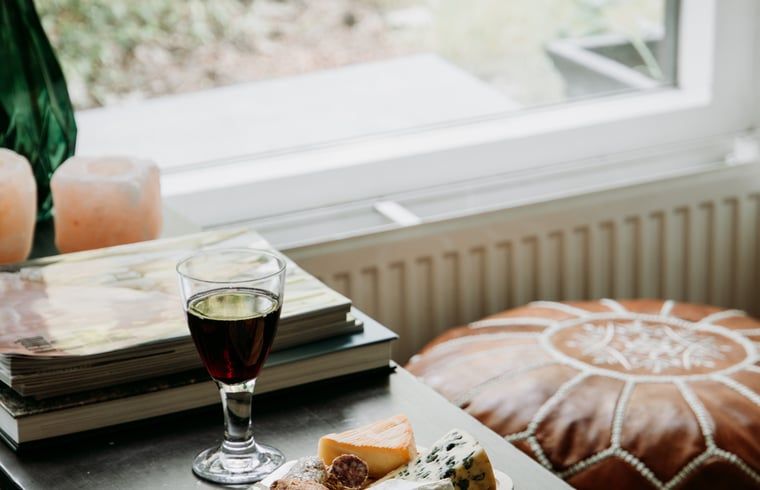 Genieten van wijn en kaas in vakantiehuis in Lochem, Achterhoek.