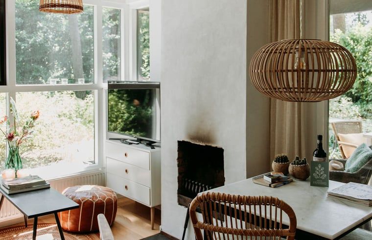 Eethoek in vakantiehuis in Lochem met gezellige inrichting en veel licht.