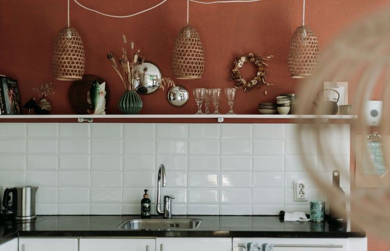 Moderne keuken in vakantiehuis in Lochem, Achterhoek, met stijlvolle details.