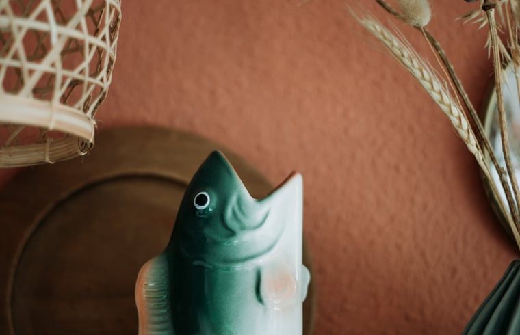 Decoratieve details in vakantiehuis in Lochem, Achterhoek, met rustieke sfeer.