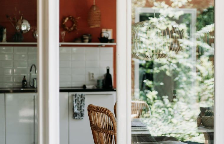 Keuken met uitzicht op de tuin in vakantiehuis in Lochem, Achterhoek.