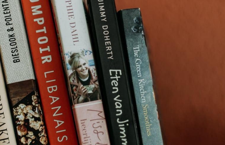 Diverse kookboeken in vakantiehuis in Lochem, ideaal voor culinaire inspiratie.