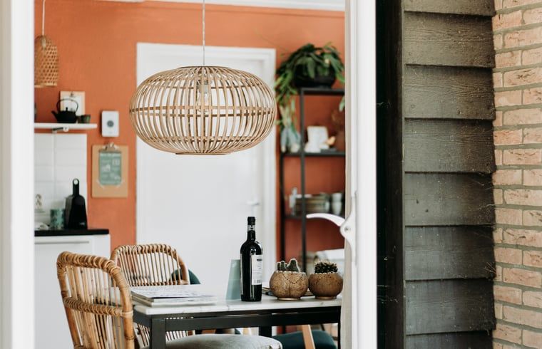 Gezellige eetruimte in vakantiehuis in Lochem, perfect voor familiediners.