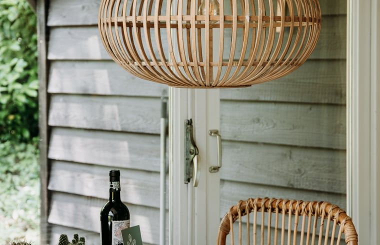 Buitenveranda van vakantiehuis in Lochem, ideaal voor ontspanning in de natuur.