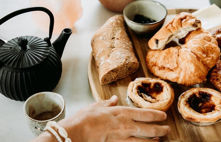 Vers gebakken brood en thee in vakantiehuis in Lochem, Achterhoek.