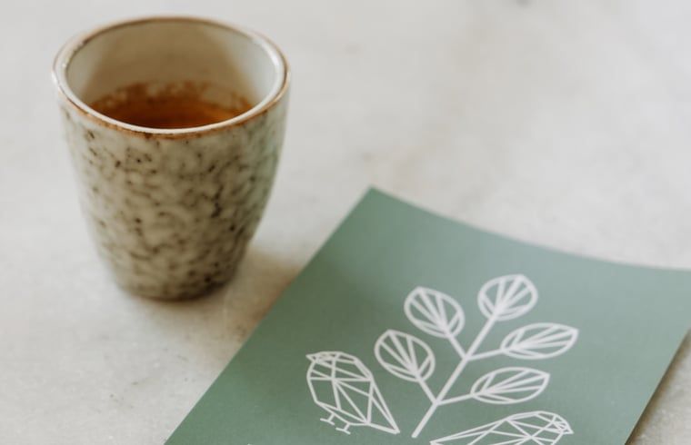 Stijlvolle mok en folder in vakantiehuis in Lochem, Achterhoek.