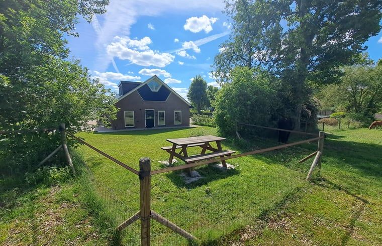 Picknicktafel bij Vakantiehuisje in Lochem, omgeven door natuur in de Achterhoek, Gelderland.