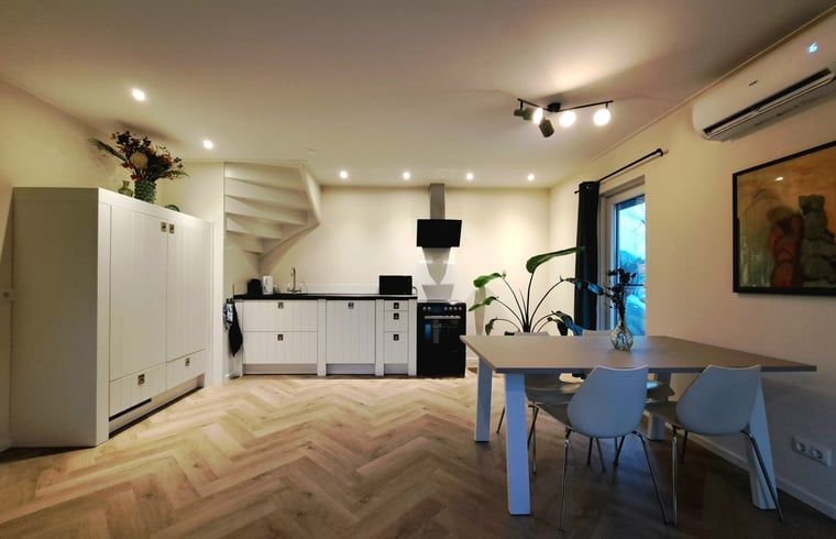 Moderne keuken in Vakantiehuisje in Lochem, ideaal voor een comfortabel verblijf in de Achterhoek, Gelderland.