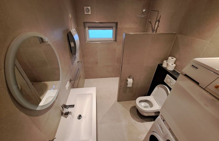 Moderne badkamer in Vakantiehuisje in Lochem, voorzien van alle gemakken in de Achterhoek, Gelderland.