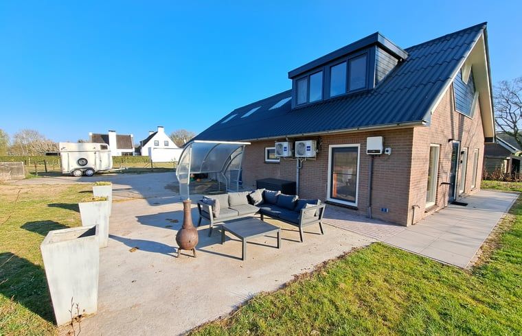 Zonnig terras bij Vakantiehuisje in Lochem, perfect voor ontspanning in de Achterhoek, Gelderland.