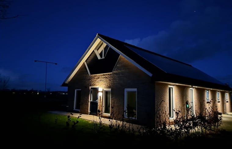 Vakantiehuisje in Lochem verlicht in de avond, een sfeervol verblijf in de Achterhoek, Gelderland.