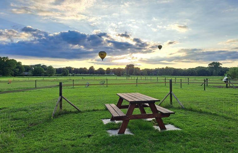 Adembenemende zonsondergang bij Vakantiehuisje in Lochem, een serene ervaring in de Achterhoek, Gelderland.