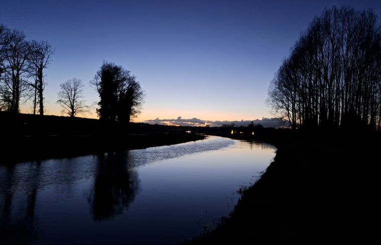 Winterse ochtend bij Vakantiehuisje in Lochem, met bevroren landschap in de Achterhoek, Gelderland.