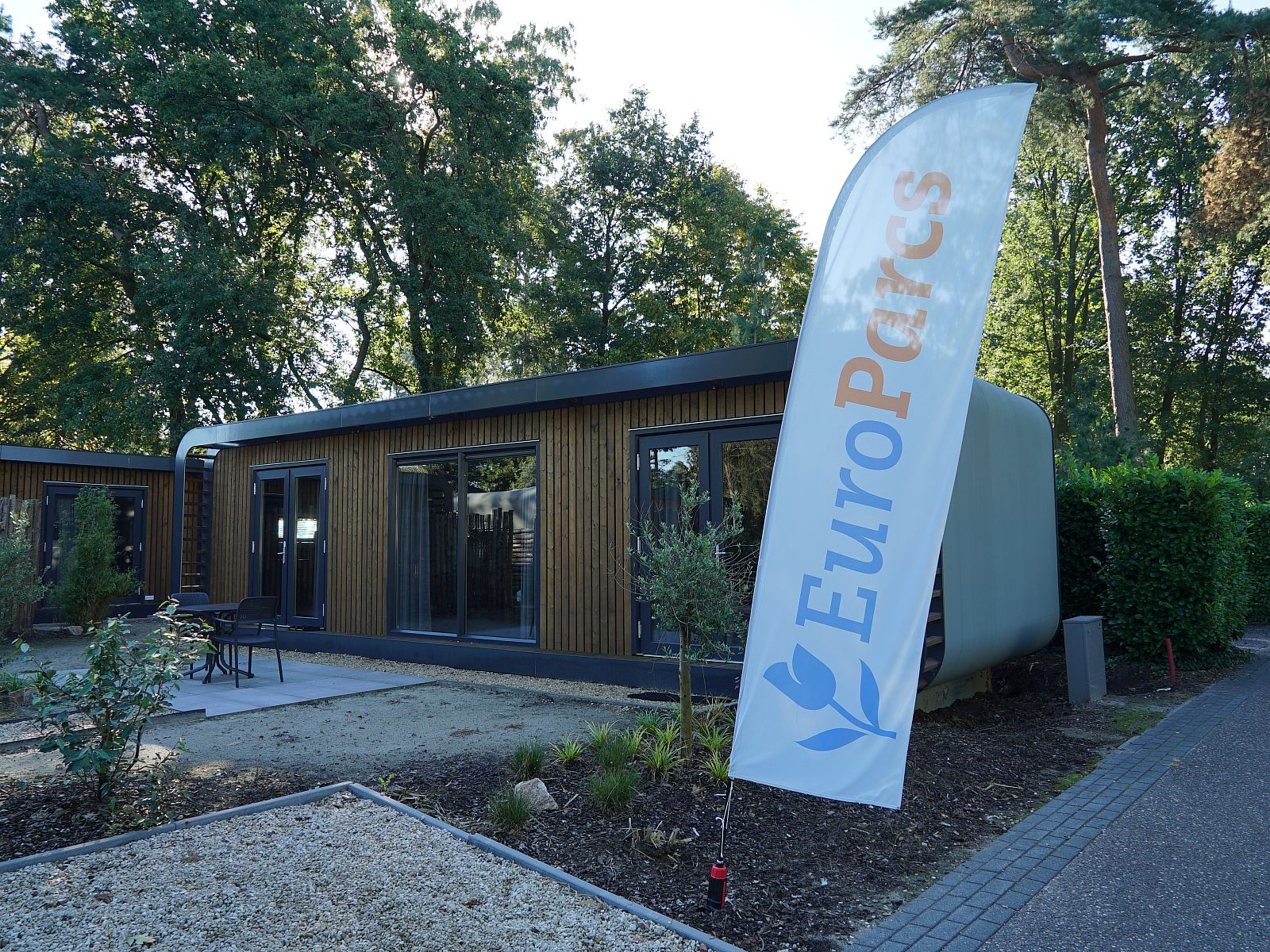 Veranda of Chalet in Lochem with garden furniture, located in the beautiful Achterhoek, Gelderland.