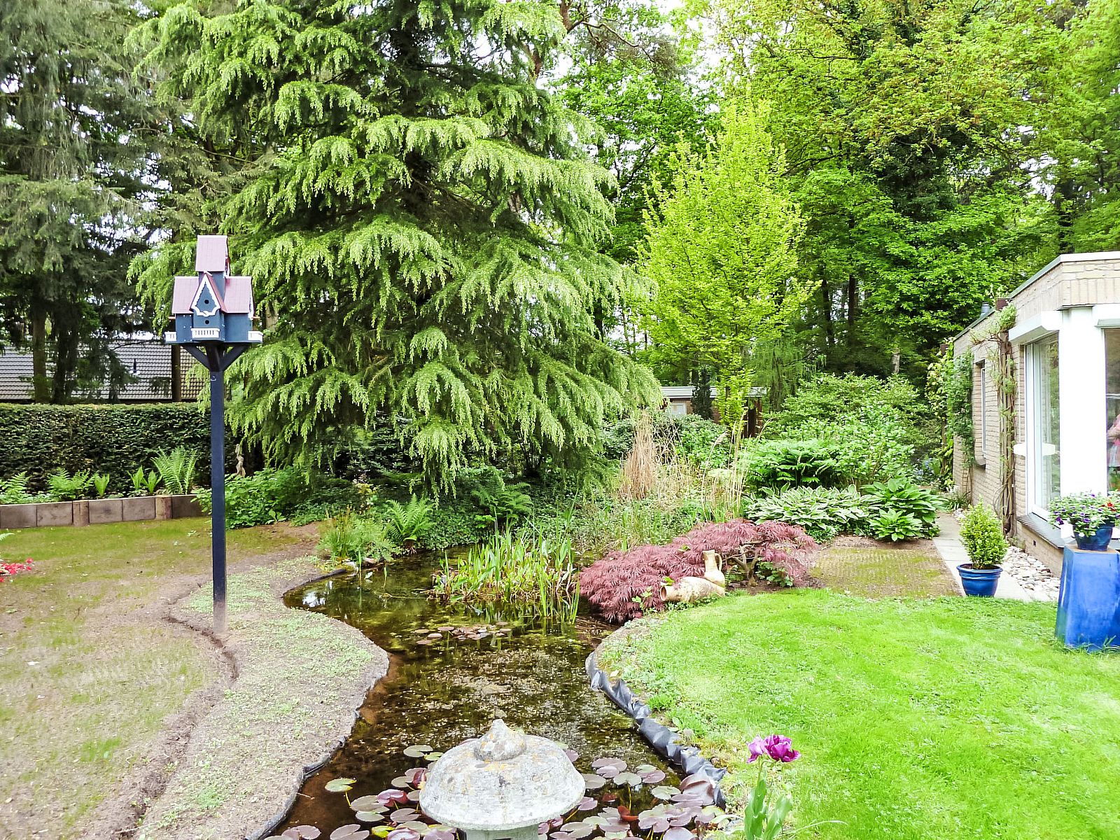 Schoener Garten mit Teich im Ferienhaus 4L, Lochem, ideal fuer Naturliebhaber.