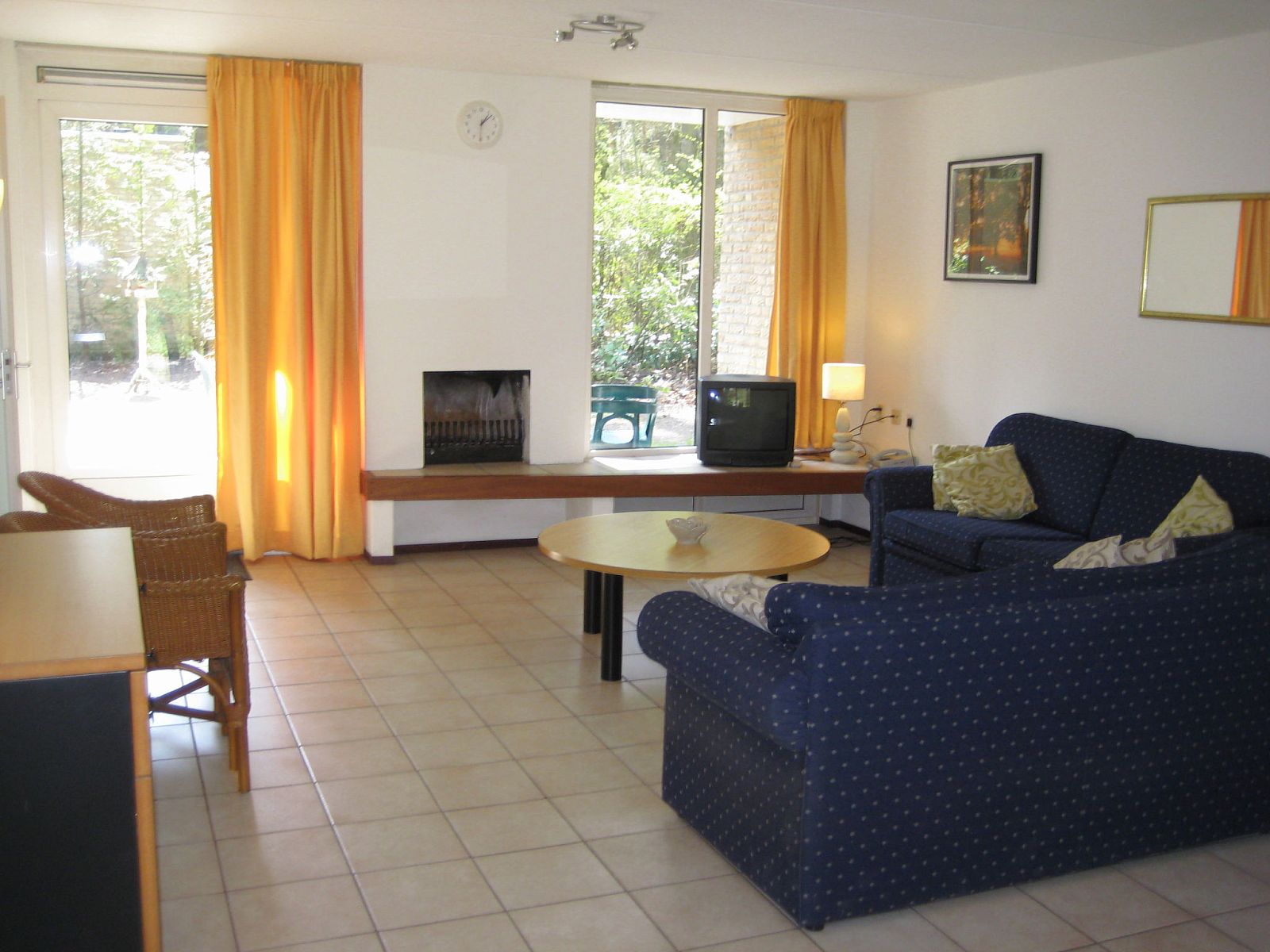 Helles Wohnzimmer im Ferienhaus 4L, Lochem mit grossen Fenstern und bequemen Sofas.