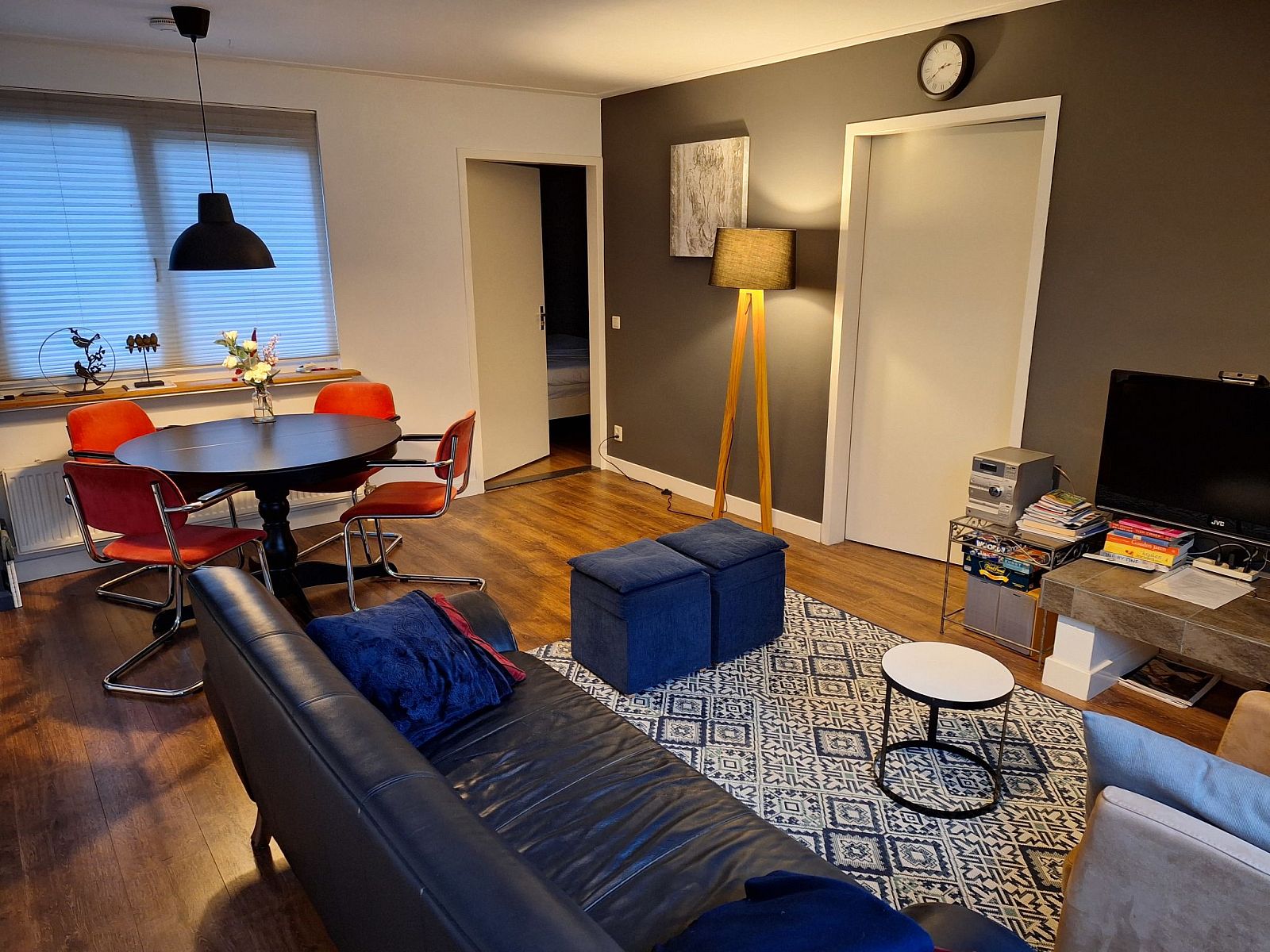 Essecke im Ferienhaus 4L, Lochem mit rundem Tisch und modernen Stuehlen.