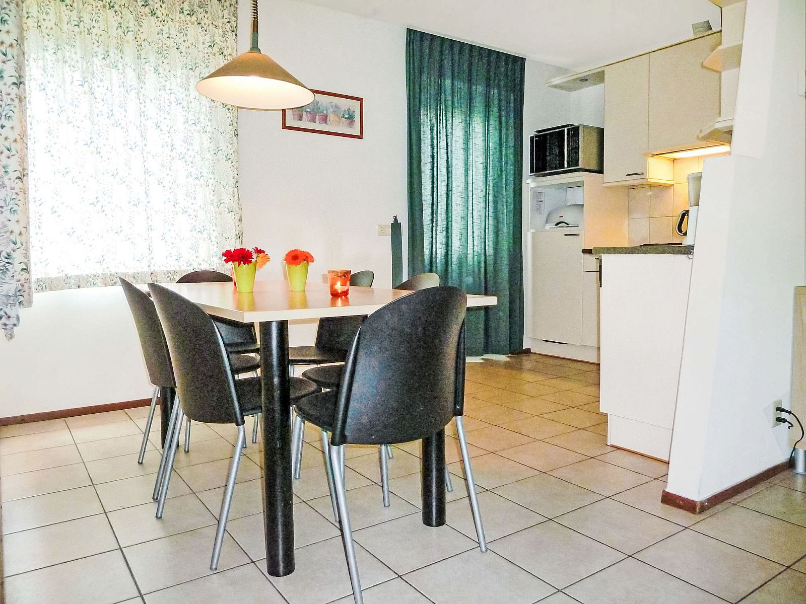 Esszimmer im Ferienhaus 4L, Lochem mit Blick auf den Garten durch grosse Fenster.