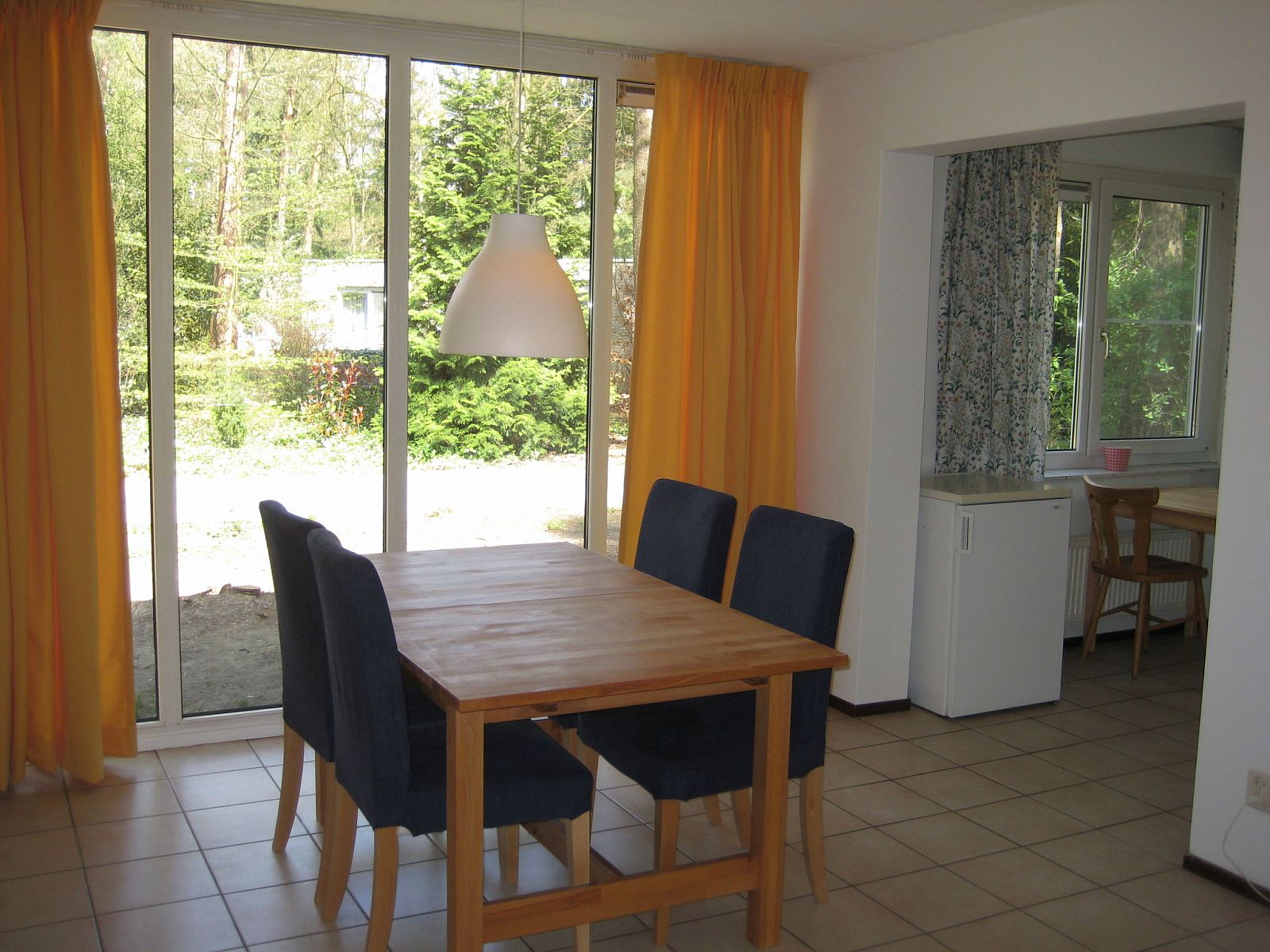 Schlafzimmer mit zwei Einzelbetten im Ferienhaus 4L, Lochem.