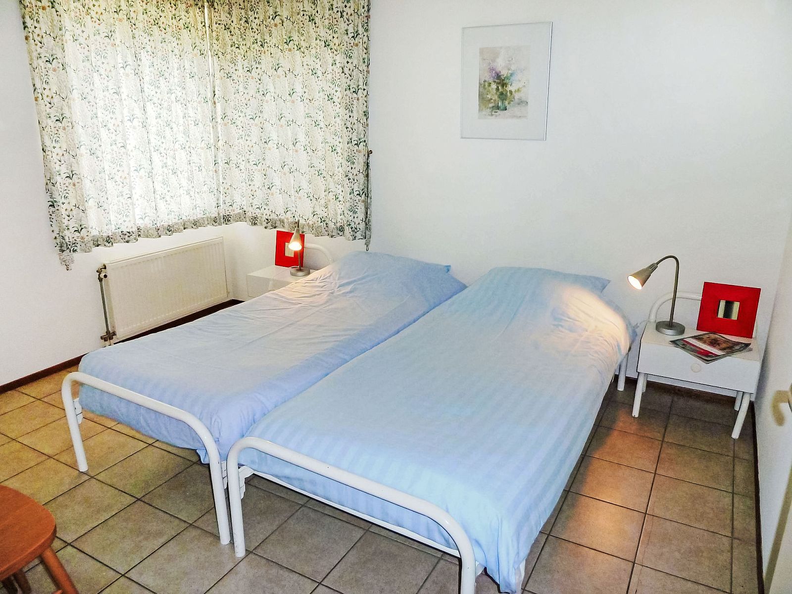 Stilvolles Schlafzimmer im Ferienhaus 4L, Lochem mit grossem Kleiderschrank und Gartenblick.