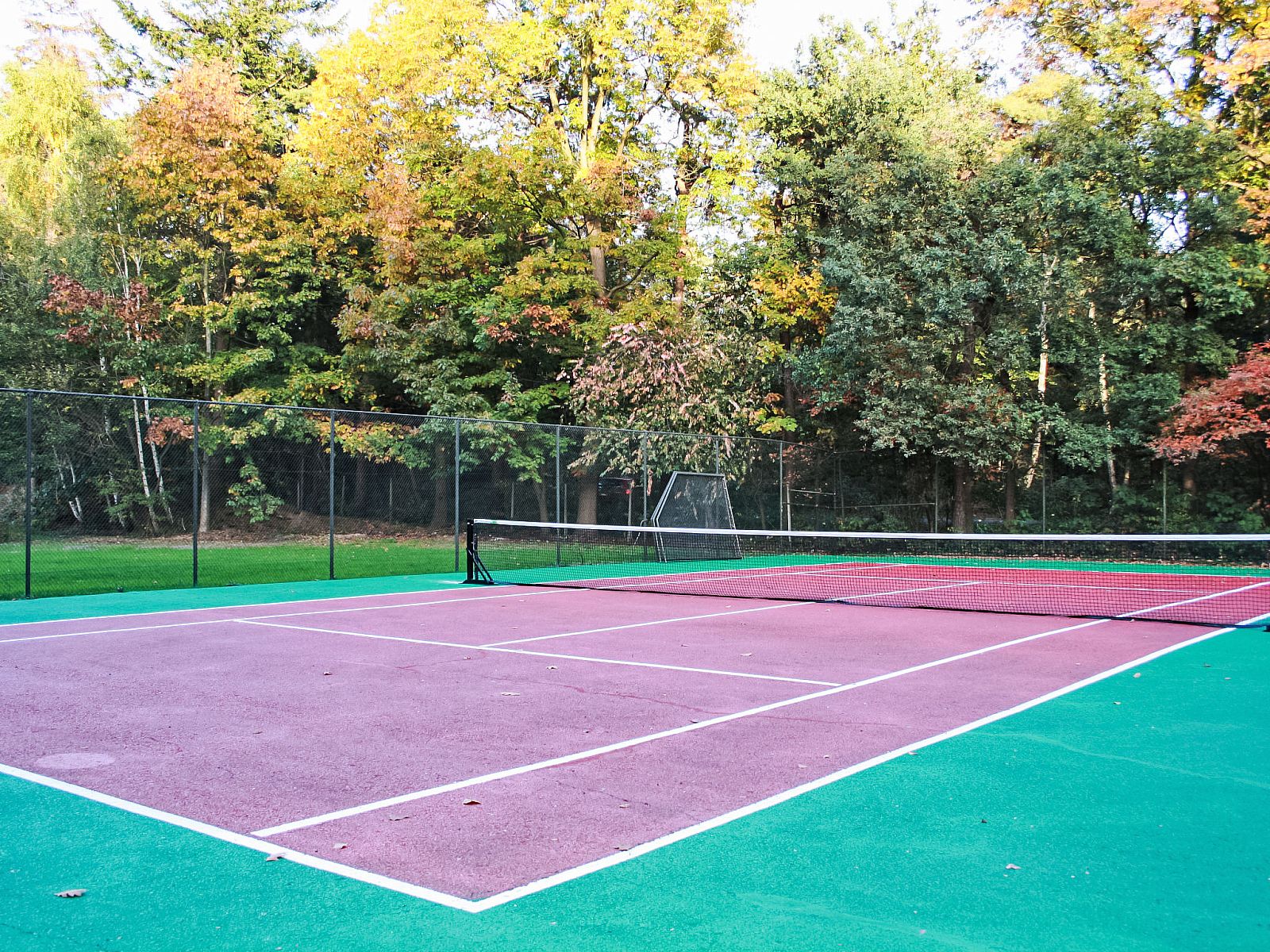 Terrasse eines nahegelegenen Restaurants im Ferienhaus 4L in Lochem, mit Sitzgelegenheiten im Freien.