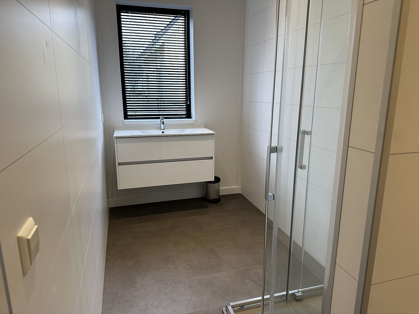 Modern bathroom in Chalet in Lochem with sleek finish in Achterhoek, Gelderland.