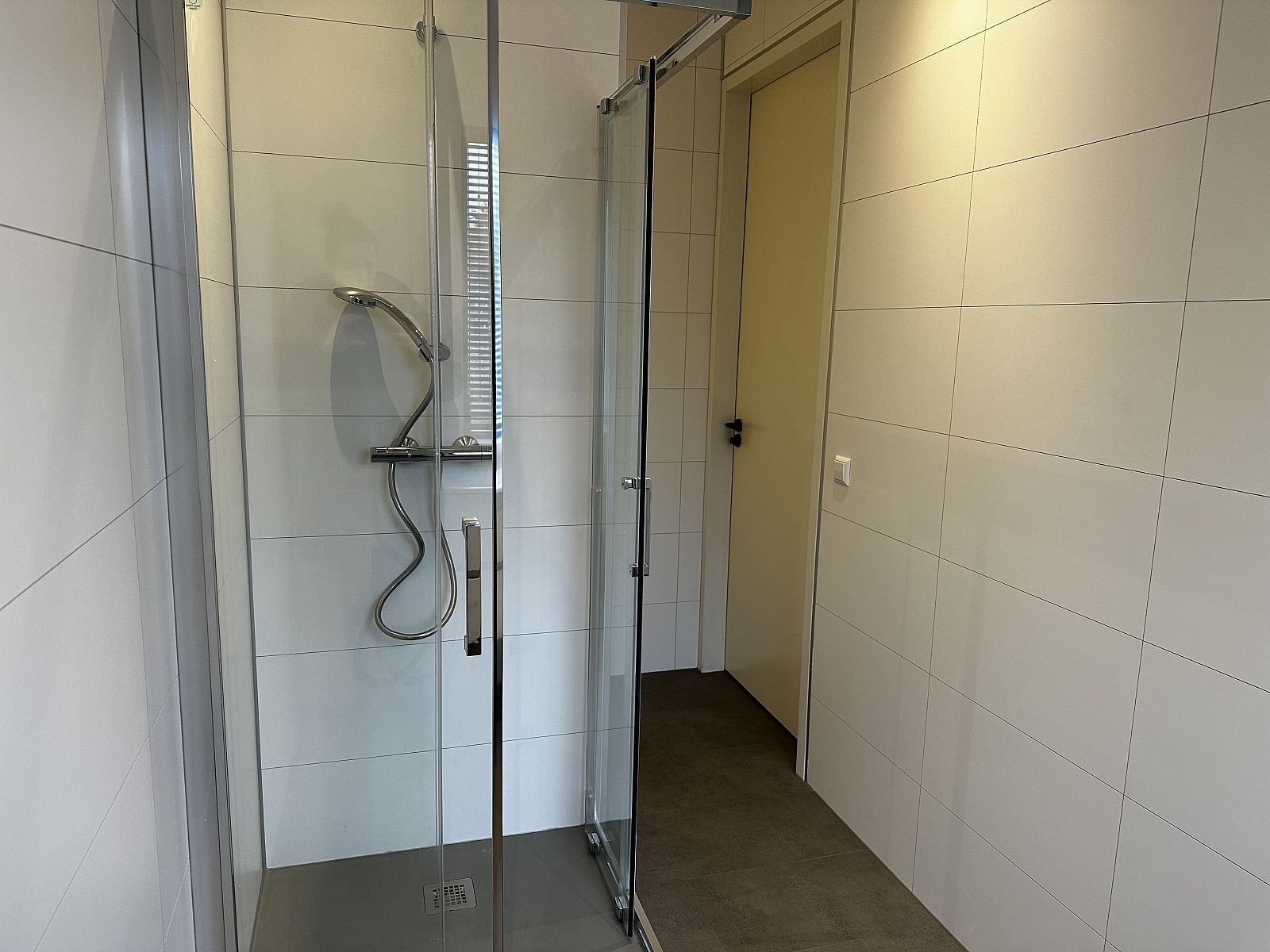 Stylish shower in Chalet in Lochem, offers luxurious comfort in Achterhoek, Gelderland.
