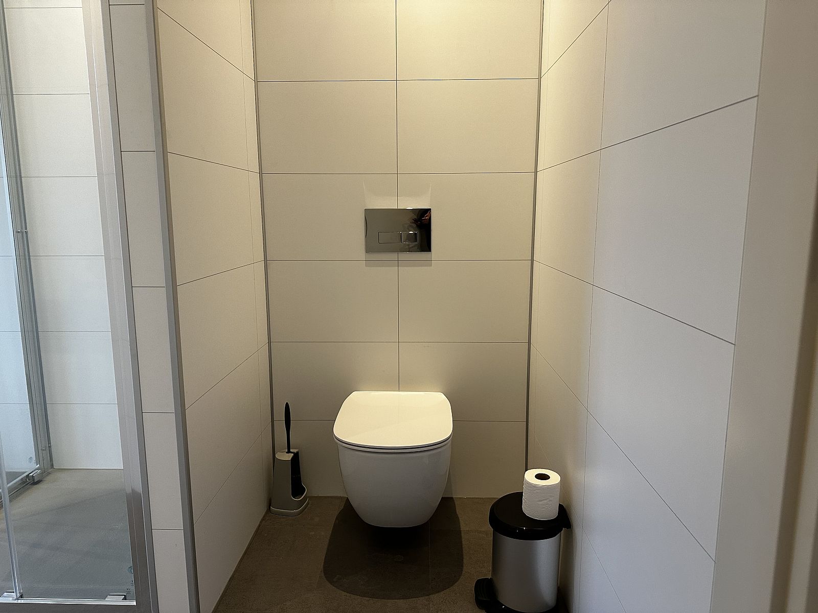 Neatly furnished toilet in Chalet in Lochem, located in the peaceful Achterhoek, Gelderland.