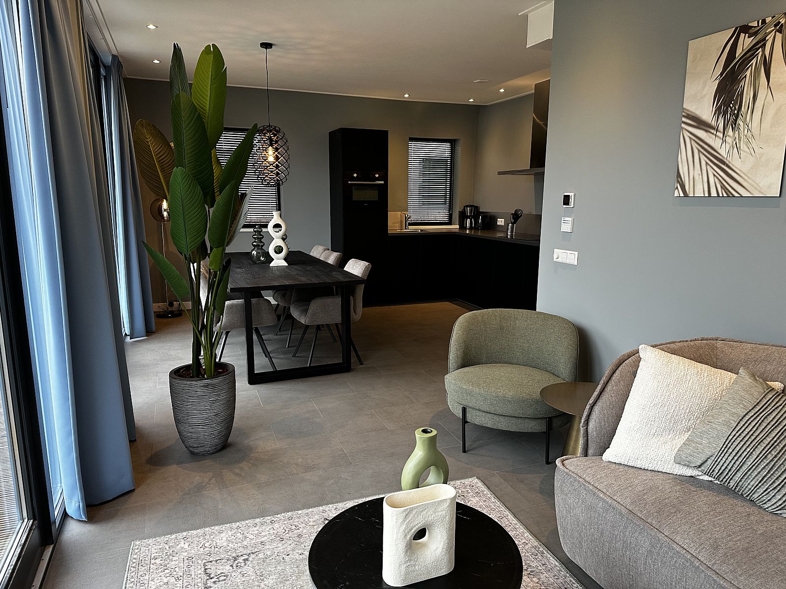 Gezellige leefruimte in Chalet in Lochem met open keuken en moderne inrichting in Gelderland.