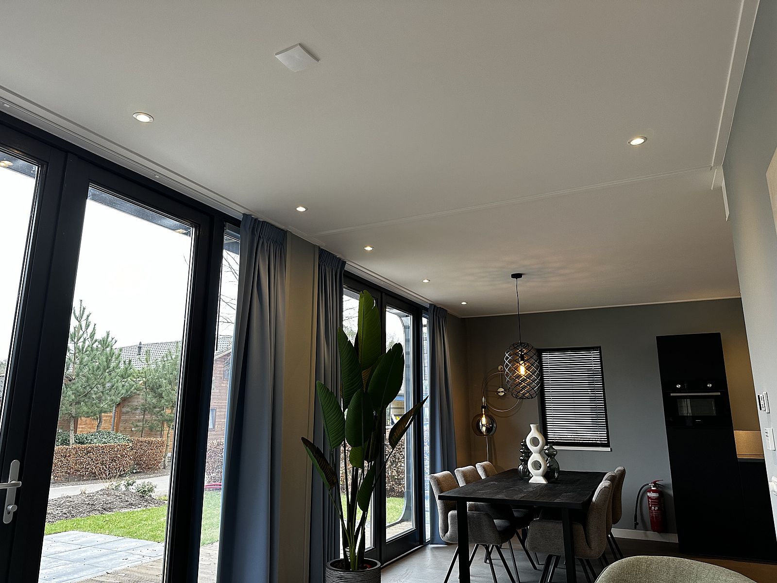 Eetkamer in Chalet in Lochem met uitzicht op de groene omgeving van de Achterhoek.