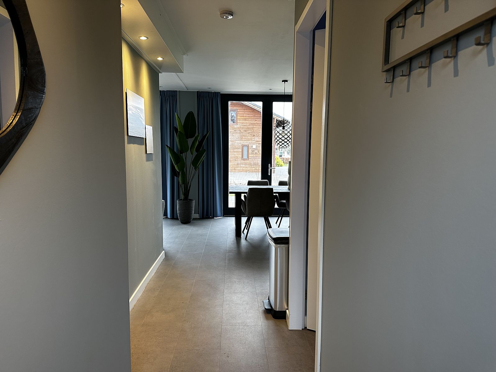 Inkomhal van Chalet in Lochem met toegang tot de sfeervolle leefruimte in Gelderland.