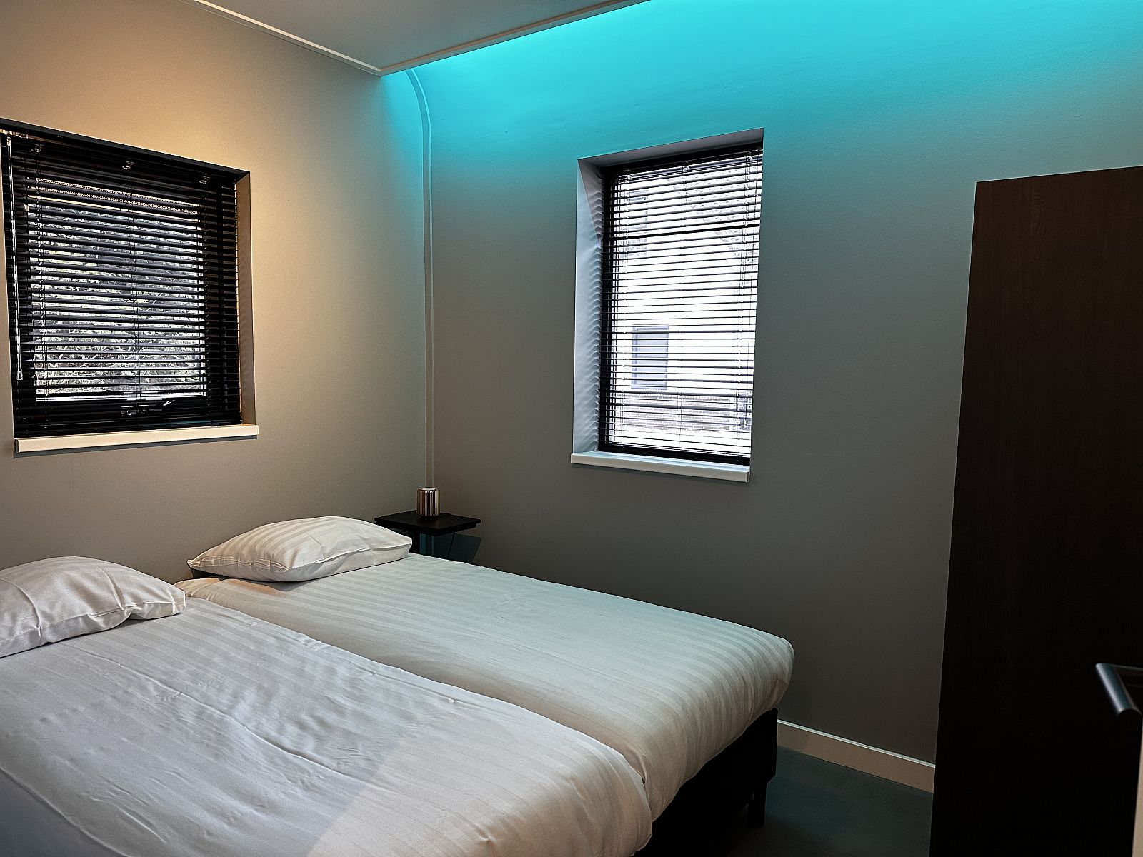 Comfortabele slaapkamer in Chalet in Lochem met twee eenpersoonsbedden in de Achterhoek.