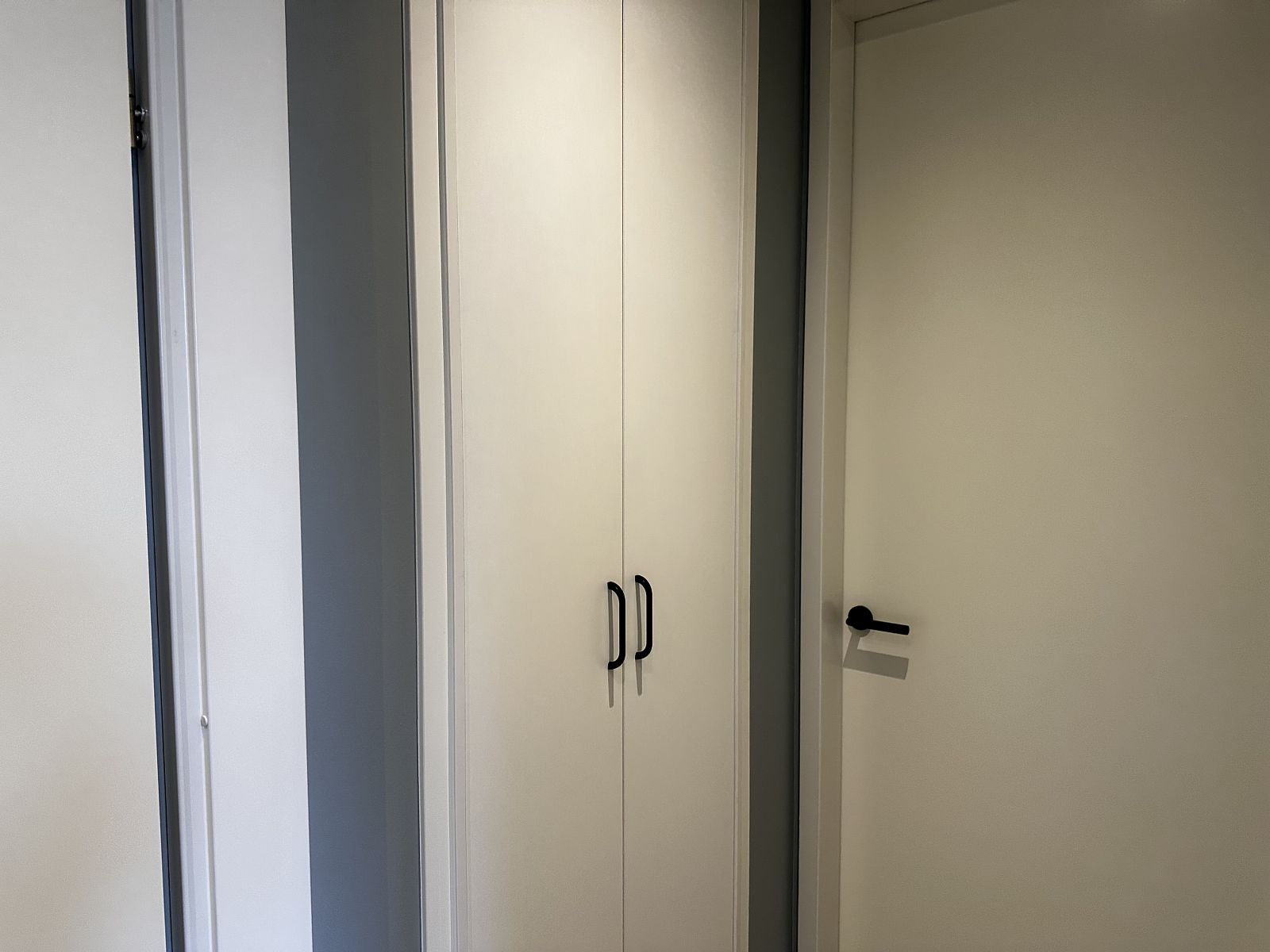 Moderne opbergruimte in Chalet in Lochem met strakke kastdeuren in Gelderland.