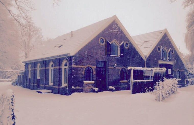 Huisje in Lochem, een charmant vakantiehuis in de besneeuwde omgeving van Lochem, Achterhoek, Gelderland, biedt winterse rust en schoonheid.